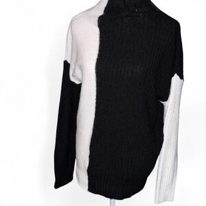 Black& White Design Sweater Ladies Large